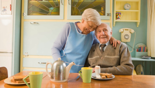 maranda-elderly-couple-in-kitchen