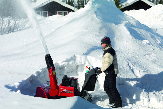 Honda_HS1336i_Hybrid_snowblower_action_shot_2