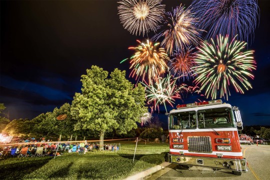 fire_engine_fireworks.1800x1200